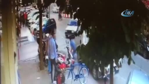 Bursa İnegöl'de otomobil ile elektrikli motosiklet çarpıştı