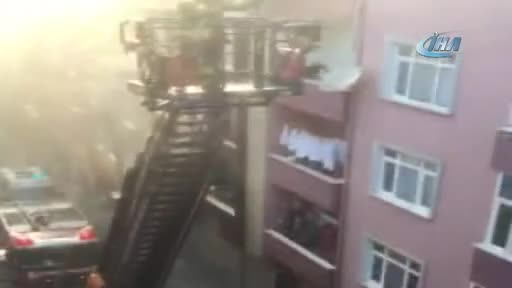Korkutan yangın: çatı katı alev alev yandı