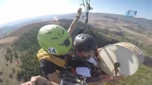 Bursalı paraşütçülerden 700 metrede davul-zurnalı eğlence