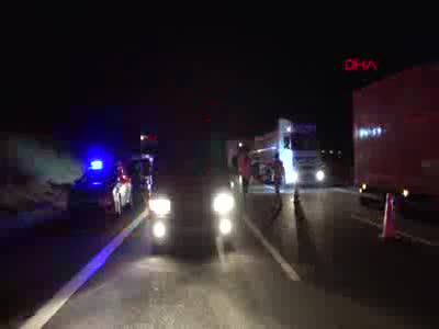 Arıza yapan Bursa plakalı otobüse kamyon çarptı: 1 ölü 4 yaralı