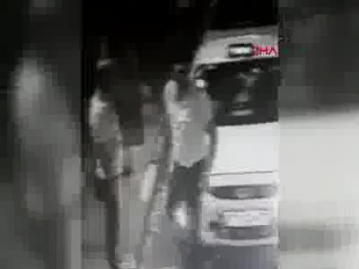 Taksici camını kıran kişiye böyle saldırdı