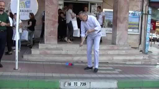 Bursa'da Belediye Başkanı Özkan sokakları temizledi