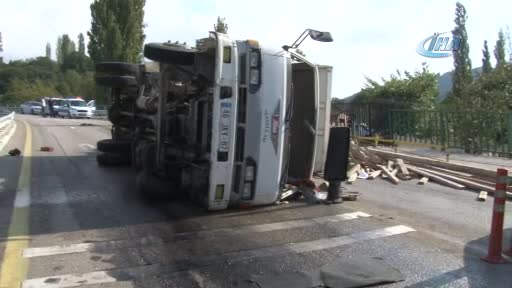 Bursa'da girilmesi yasak olan yola giren kamyonet devrildi