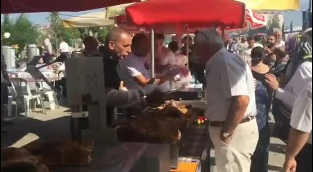 Bursa'da Balkan Panayırında kuzu çevirmeye yoğun ilgi