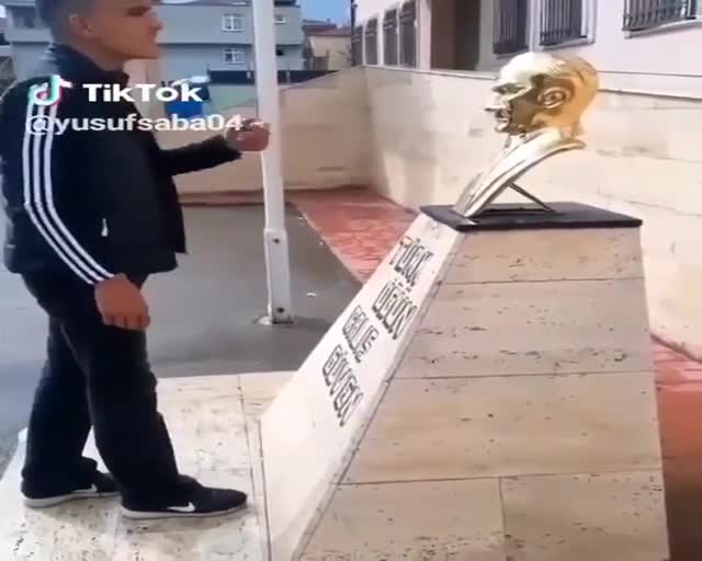 Atatürk büstüne çirkin saldırı!