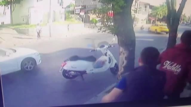 Motosiklet dönüş yapan taksiye çarpıp takla attı