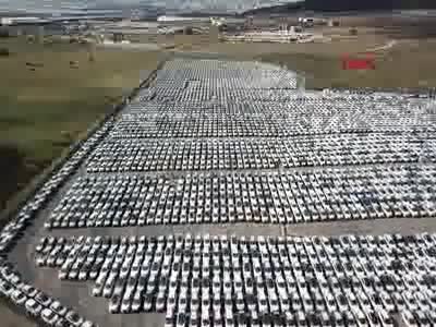 Gümrüklerde bekleyen binlerce araç havadan görüntülendi