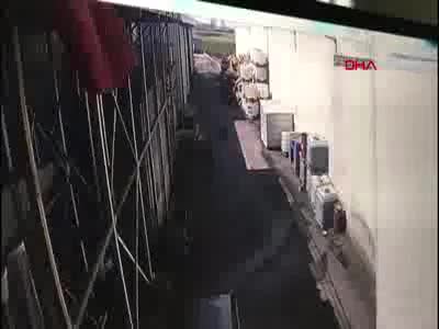 Bursa'da iş kazasında ağır yaralanan eşine çocuğu gibi bakıyor