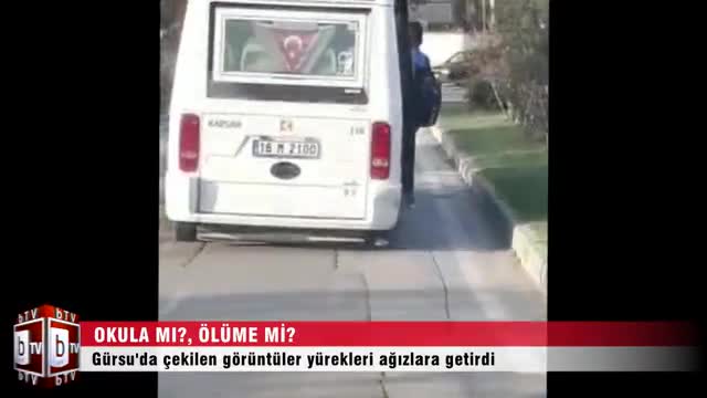 Bursa'da minibüs kapısında okula yolculuk