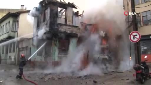 Bursa'da tarihi çarşıdaki ahşap binanın yangınla çökmesi kameraya yansıdı