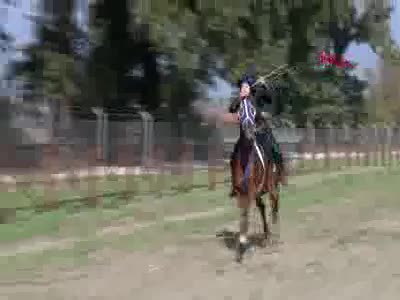 Bursalı Melike, at üzerinde ok atmayı öğretiyor