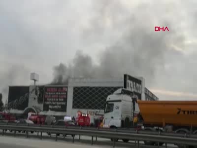 Bursa'daki yangında işçiler satışa hazır mobilyaları kurtarmaya çalıştı
