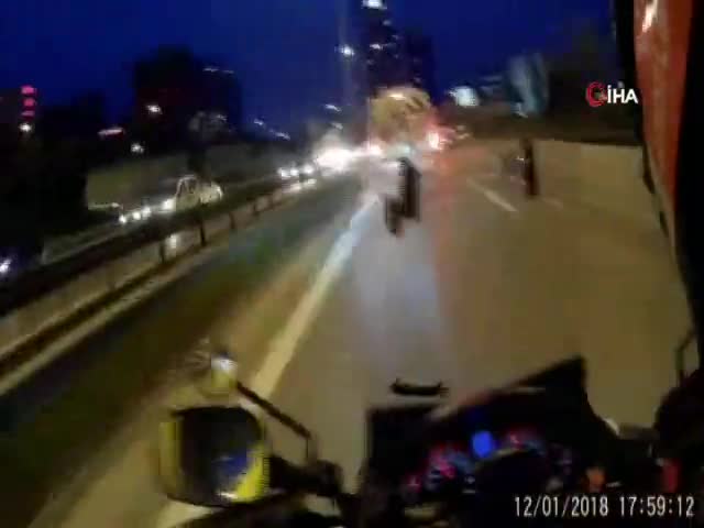 Motosikletlinin metrelerce sürüklendiği kaza kamerada