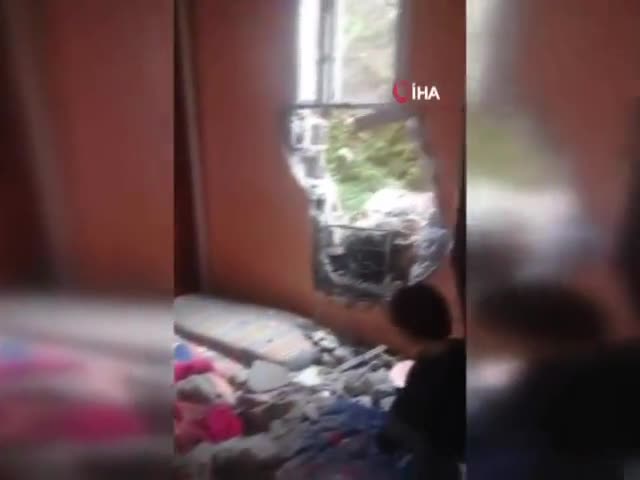 Dağdan kopan kaya parçaları eve girdi