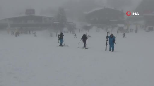 Bursa'da Uludağ'da kayak sezonu açıldı, vatandaşlar pistlere akın etti