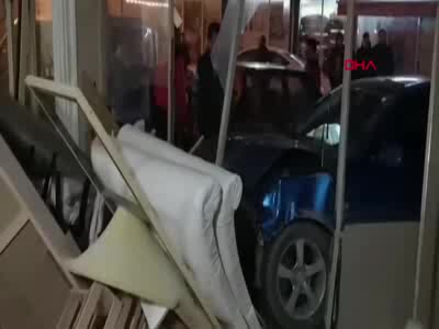 Bursa'da ticari araçla çarpışan otomobil iş yerine daldı: 2 yaralı