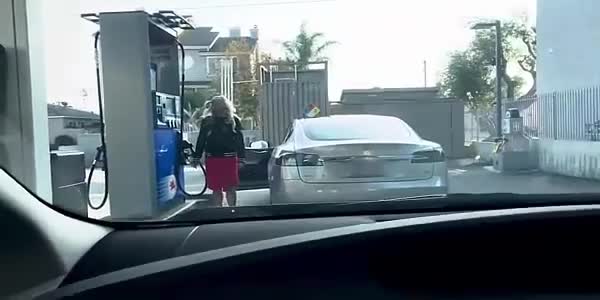 Kadın sürücü elektrikli araca benzin doldurmak isteyince...