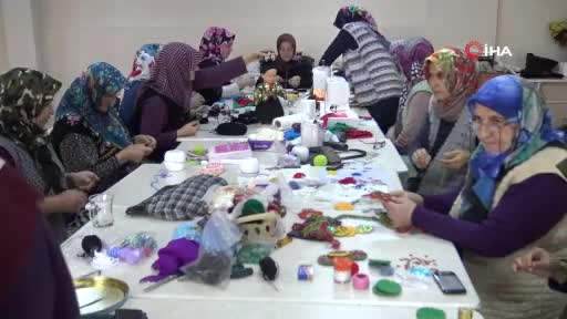 Bursa'da eski kıyafetleri bebeklerin üzerinde yaşatıyorlar