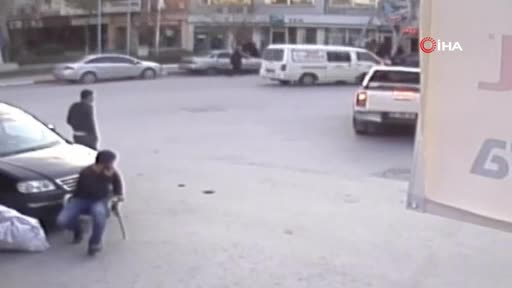 İş adamının bankadan çektiği parayı böyle çaldılar