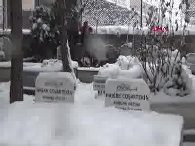 Bursa'da kar kış demeden 9 yıldır mezar kazıyor
