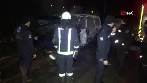Bursa'da park halindeki minibüs yanarak küle döndü