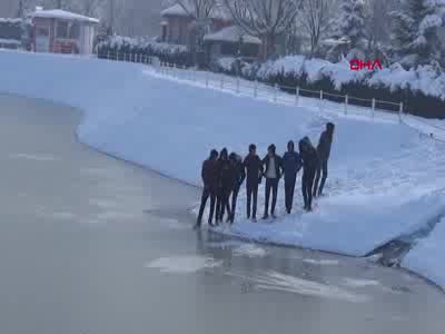 Bursa'da öğrenciler el ele tutuşup, buz tutan gölet üzerinde yürümeye çalıştı