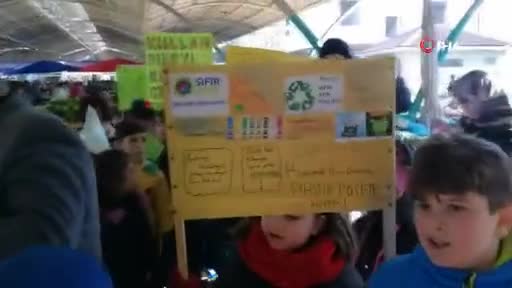 Bursa'da ilkokul öğrencileri yaptıkları kağıt poşetleri pazarcılara dağıttı