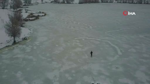 Bursa'da buz tutan göletin üzerinde metrelerce yürüdü