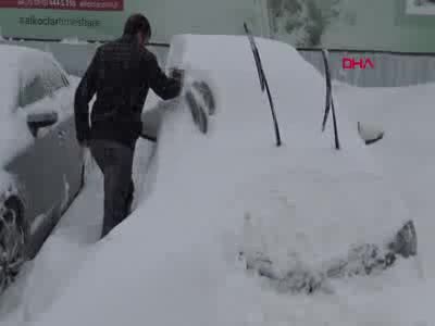 Bursa Uludağ'da tatilciler kar altında araçlarını aradı