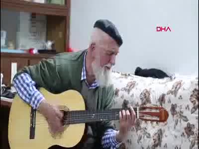 Bursalı 71 yaşındaki Esender, ziyaretine gelen Başkan Aktaş'a gitarıyla şarkı söyledi