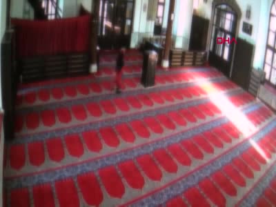 Bursa'da caminin kumbarasına para atıp, imamın telefonunu çaldılar