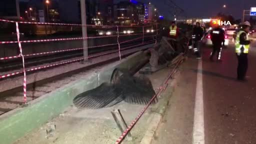 Bursa'da metro duvarına çarpan araç trafiği felç etti