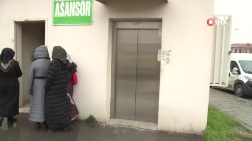 Bursa'da 3 genç mahsur kaldıkları asansörde yarım saat kurtarılmayı bekledi