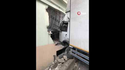 Bursa'da freni patlayan kamyon yatak odasına daldı
