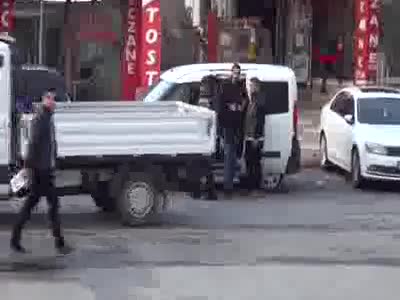 Aranan cezaevi firarisi caddede gezerken yakalandı
