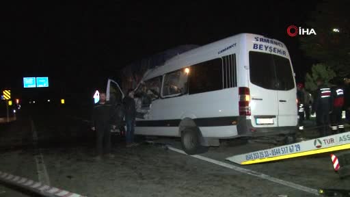 Yolcu minibüsü kamyona çarptı: Ölüler ve yaralılar var