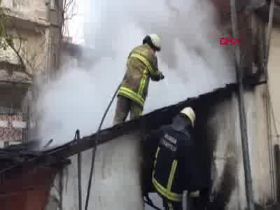 Bursa'da sigaradan yangın çıktı, komşuları zor kurtardı