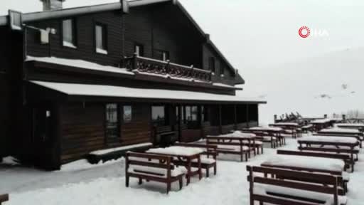 Bursa Uludağ'a Nisan karı yağdı! Arap turistler kızak kaydı