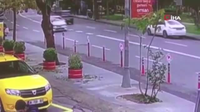 Motosiklet sürücüsü ölümden böyle döndü