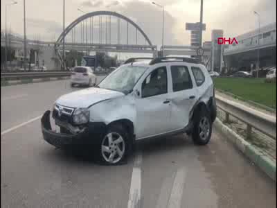 Bursa'da makas atan minibüs, otomobile çarptı: 1 yaralı