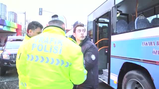 Halk otobüsü yol temizleme aracına çarptı