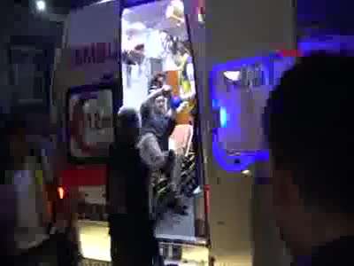 Bursa'da 3 kişiyi bıçakladı! Mahalleli linç ediyordu
