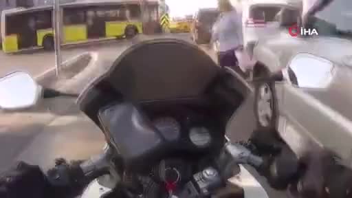 Dikkatsiz kadın, motosikletin altında kalmaktan son anda kurtuldu