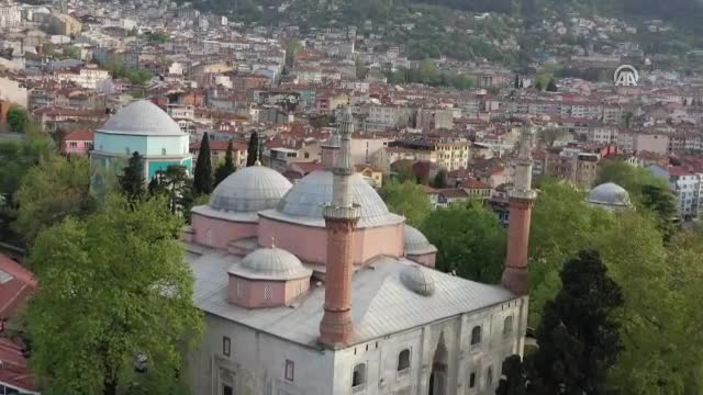 Bursa'da makamlarıyla okuduğu ezanla ziyaretçileri hayran bırakıyor