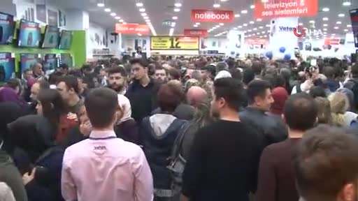 Bursa'da teknoloji ürünleri satan mağazanın açılışı izdihama sebep oldu