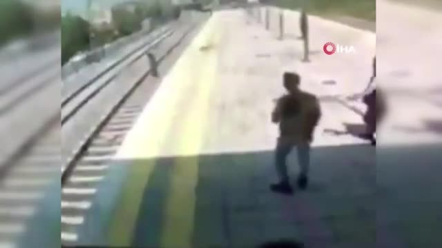 İntihara kalkışan kadını trenin önüne atlayıp kurtardı