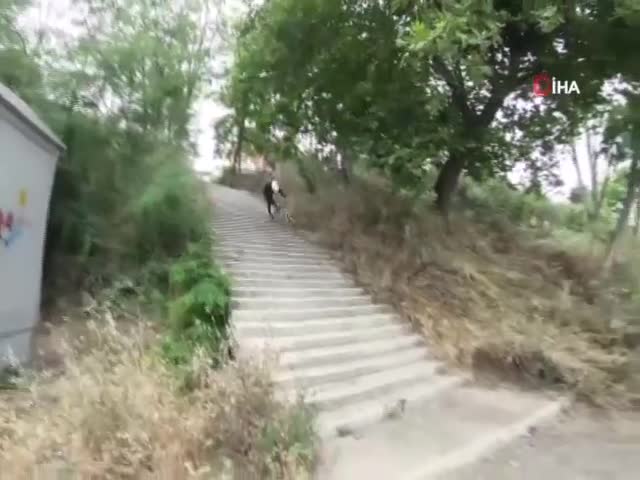 Merdivenlerden bisikletle inmek isteyen genç basamaklardan takla attı