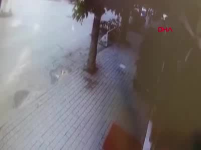 Bursa'da otomobil kıraathaneye daldı: 2 yaralı