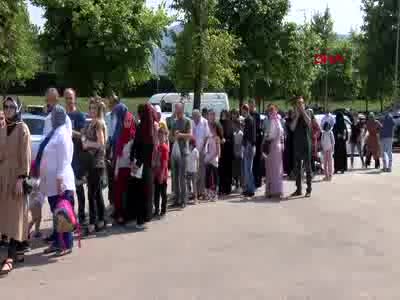 Bursa'da hayvanat bahçesinde ziyaretçi kuyruğu
