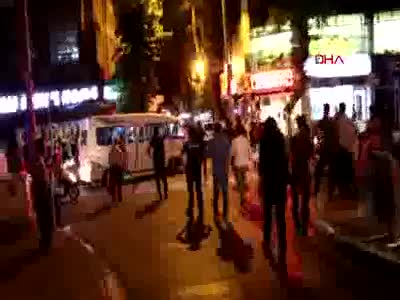 Yemek yiyen kadını taciz ettiği iddia edilen Suriyeliler ile Türk vatandaşları arasında kavga çıktı!